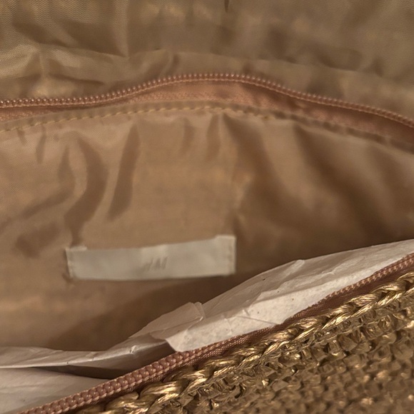 🆕 Chic Gold Raffia Clutch - Picture 3 of 6